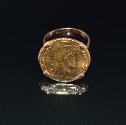 BAGUE en or jaune 18K (750/°°) tourelle ornée...