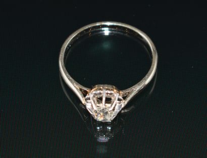 BAGUE SOLITAIRE en or blanc 18K (750/°°)...