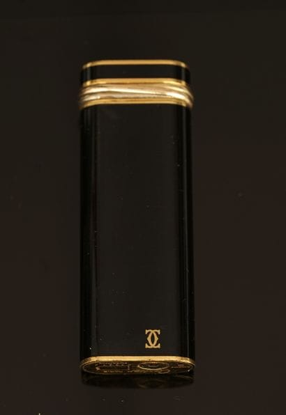 CARTIER - BRIQUET à gaz en plaqué or et laque...