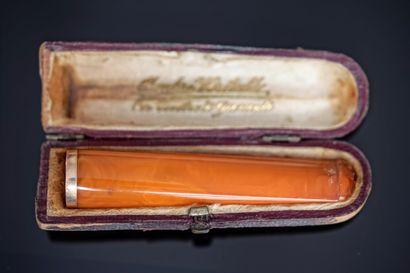 FUME-CIGARE en ambre, virole en or jaune...