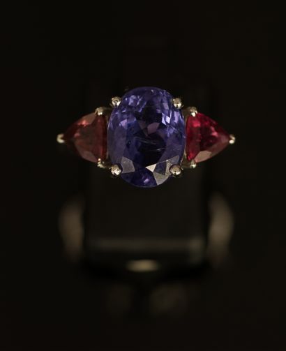 BAGUE en or gris 18k (750/°°) centrée d'u...