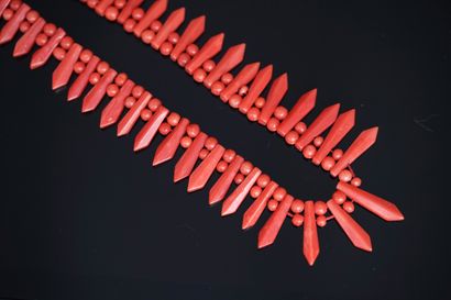 COLLIER RAS DE COU en corail composé de 2...