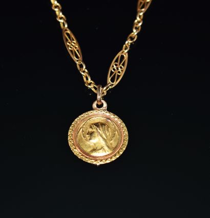 SAUTOIR en or jaune 18K (750/°°) maille filigrane,...