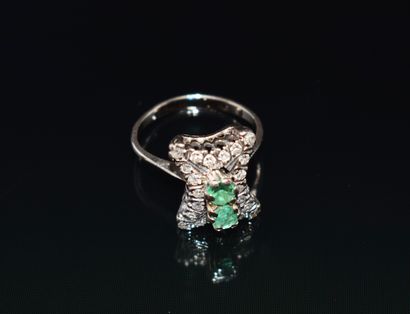 BAGUE en or blanc 18k (750/°°) à plateau...
