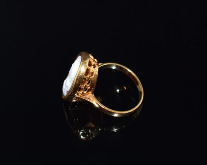 BAGUE en or jaune 18K (750/°°) ornée d’un...