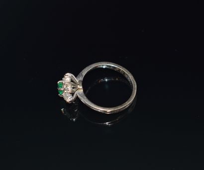 BAGUE MARGUERITE en or blanc 18k (750/°°)...