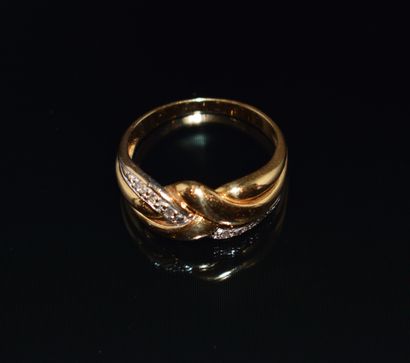BAGUE en or jaune 18k (750/°°) à décor traversant...