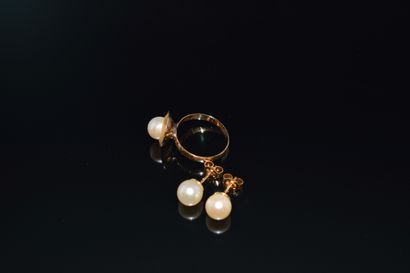 PAIRE DE BOUCLES D’OREILLES en or jaune 18k...