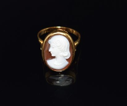 BAGUE en or jaune 18K (750/°°) ornée d’un...