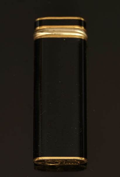 CARTIER - BRIQUET à gaz en plaqué or et laque...