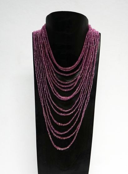 IMPORTANT COLLIER à 14 rangs de perles facettées...