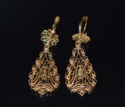 PAIRE DE PENDANTS D’OREILLES en or jaune...