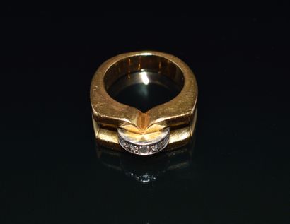 BAGUE TANK en or jaune 18K (750/°°) ornée...