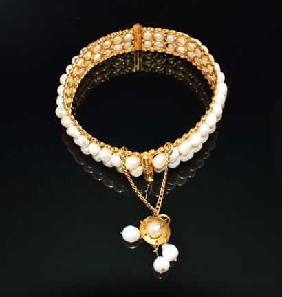 BRACELET JONC en or jaune 18K (750/°°) ouvrant...