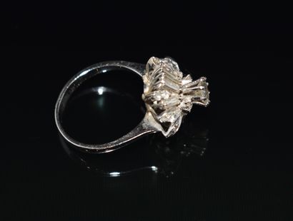 BAGUE en or blanc 18k (750/°°), jupe centrée...