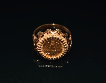 BAGUE en or jaune 18K (750/°°) tourelle ornée...