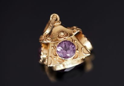 BRELOQUE en or jaune 18K (750/°°), ornée...