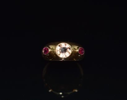 BAGUE JONC en or jaune 18k (750/°°) ornée...