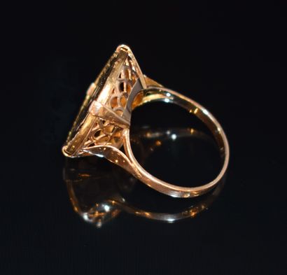 BAGUE en or jaune 18K (750/°°) tourelle ornée...