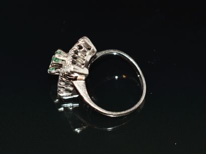 BAGUE en or blanc 18k (750/°°) à plateau...