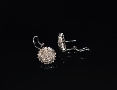 PAIRE DE BOUCLES D’OREILLES en or blanc 18k...