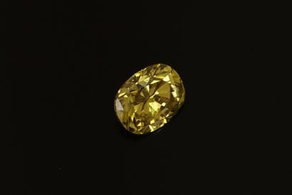 DIAMANT sur plis fancy jaune lumineux légèrement...
