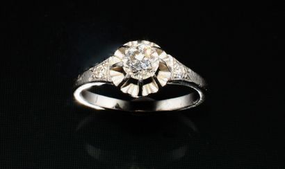 BAGUE en or blanc 18k (750/°°), solitaire...