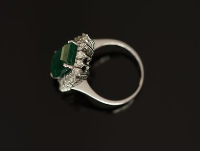 BAGUE en or gris 18k (750/°°) centrée d'une...