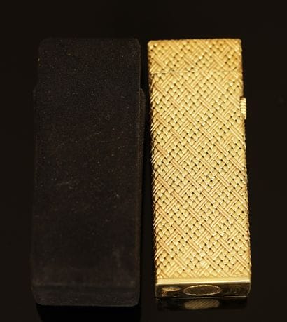 BRIQUET à gaz à corps en or jaune 18K (750/°°)...