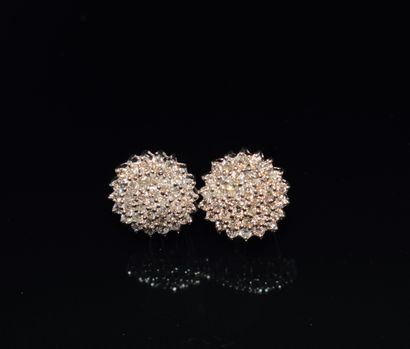 PAIRE DE BOUCLES D’OREILLES en or blanc 18k...