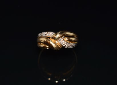 BAGUE en or jaune 18k (750/°°) à décor traversant...