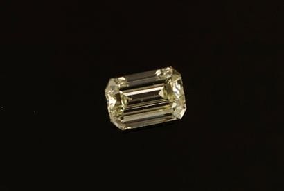 DIAMANT sur plis taille émeraude fancy jaune...