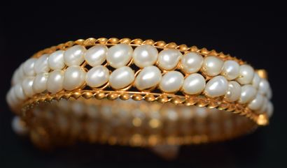 BRACELET JONC en or jaune 18K (750/°°) ouvrant...