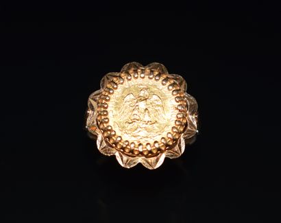 BAGUE en or jaune 18K (750/°°) tourelle ornée...