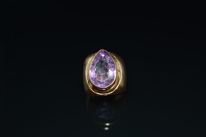 BAGUE en or jaune 18K (750/°°) ornée d’une...