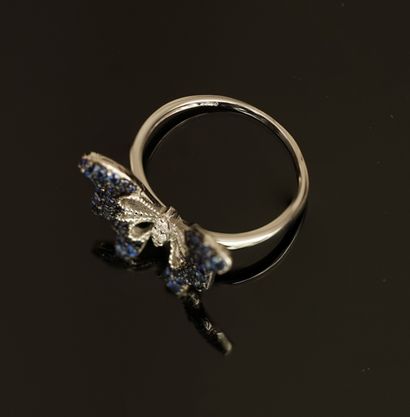 BAGUE en or blanc 18K (750/°°) représentant...