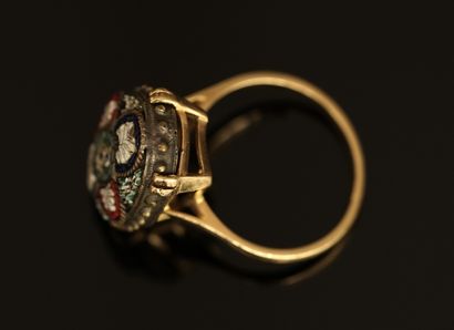 BAGUE en or jaune 18K (750/°°) centrée d'un...