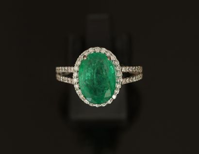 BAGUE en or gris 18K (750/°°) centrée d'une...