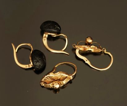 2 PAIRS OF DORMEUSES in 18K (750/°°) yellow...