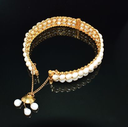BRACELET JONC en or jaune 18K (750/°°) ouvrant...