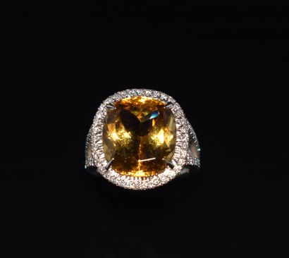 BAGUE COCKTAIL en or blanc 18K (750/°°) centrée...