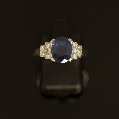BAGUE en or gris 18k (750/°°) centrée d'un...