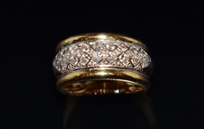 BAGUE en or jaune 18k (750/°°) jonc orné...