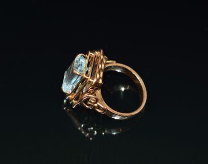 BAGUE en or jaune 18k (750/°°), ornée d’une...