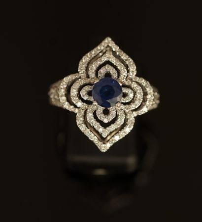 BAGUE en or gris 18k (750/°°) de forme polylobée,...