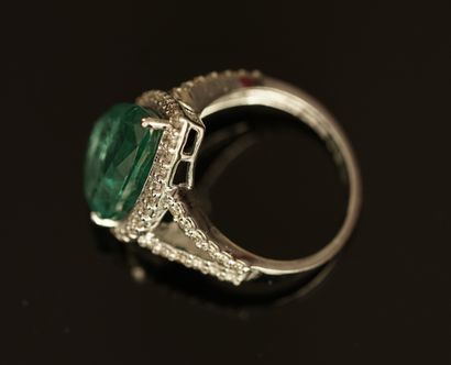 BAGUE en or gris 18k (750/°°) centrée d'une...