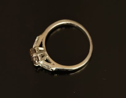 BAGUE en or gris 18k (750/°°) centrée d'un...