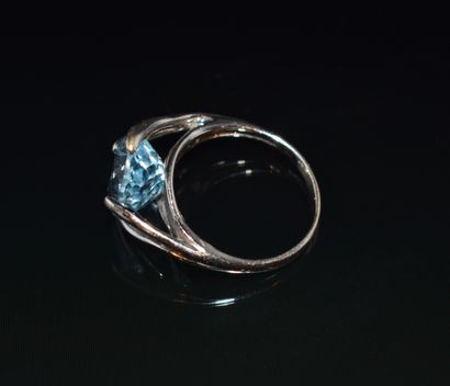 BAGUE en or blanc 18k (750/°°), centrée d’une...