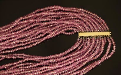 IMPORTANT COLLIER à 14 rangs de perles facettées...