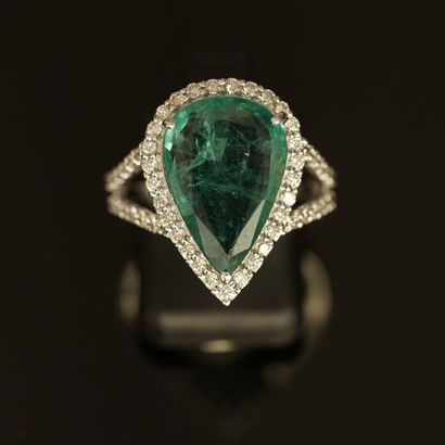 BAGUE en or gris 18k (750/°°) centrée d'une...